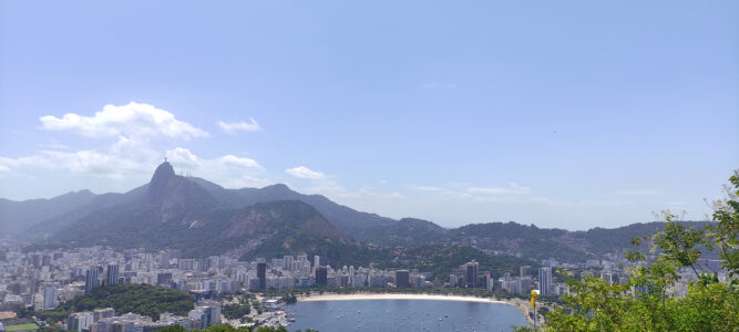Botafogo e o Cristo Redentor à esquerda. Botafogo e Cristo Redentor
