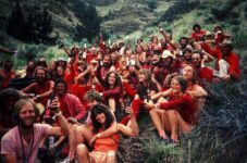 Uma das principais características de todos os rajneeshees, ou sannyasins, era usar roupas laranja — ou pelo menos em tons dessa cor.